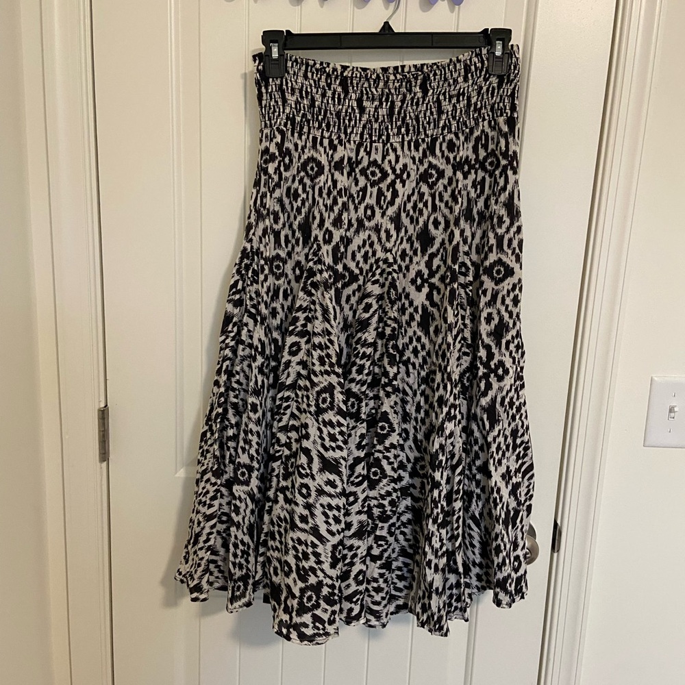 Chelsea & Theodore women’s black white smocked patterned elastic waist skirt‎ L